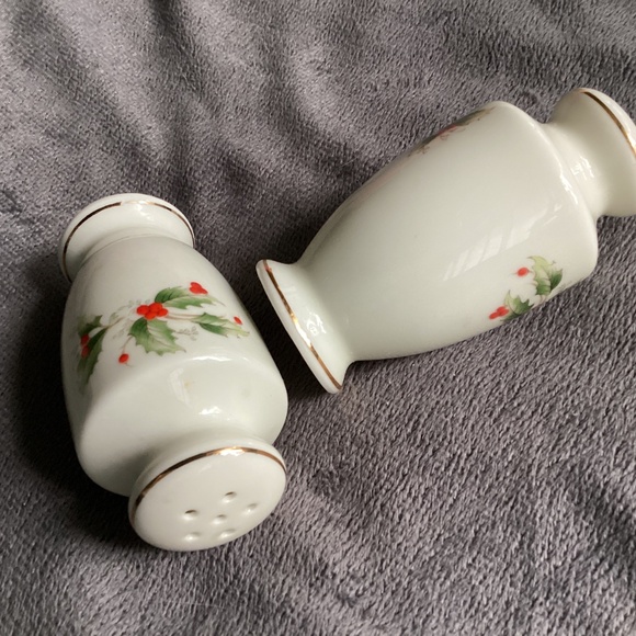 VINTAGE SET OF CHRISTMAS SALT AND PEPPER SHAKERS - Picture 3 of 7